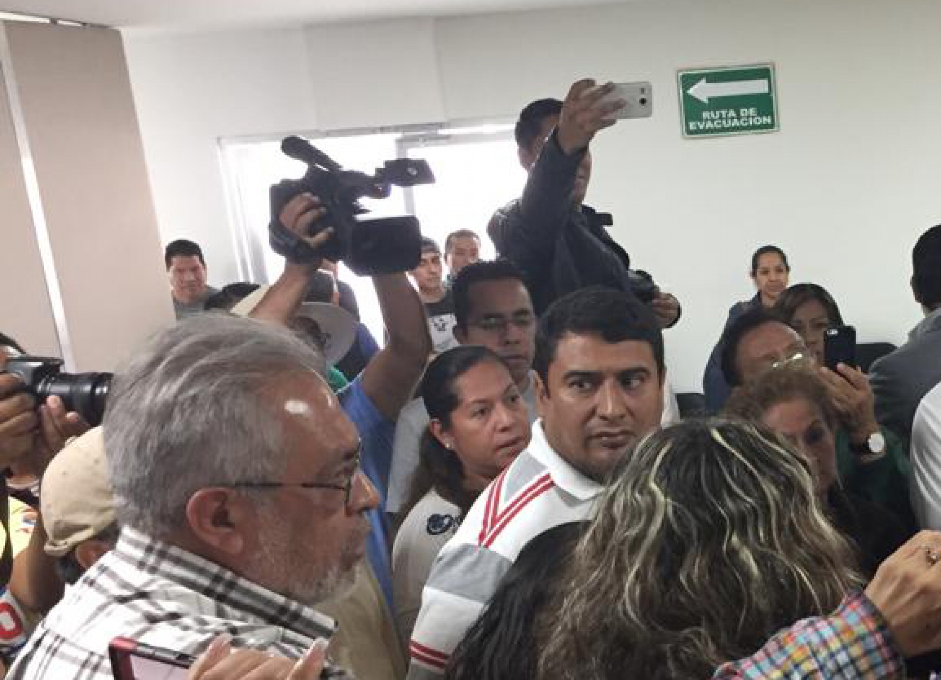 Burócratas del Congreso deben recibir hoy otra parte del aguinaldo
