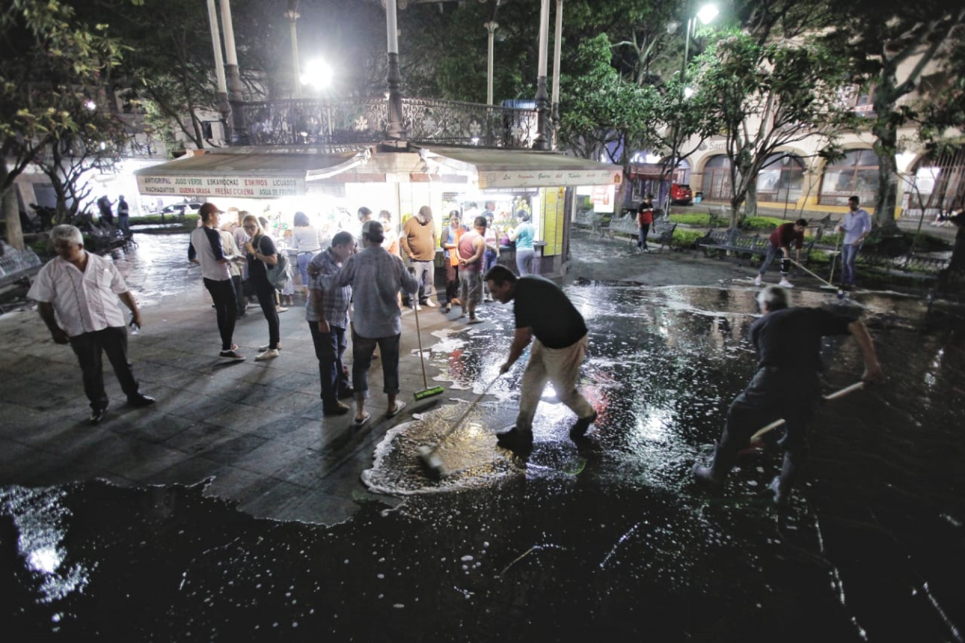 Encabeza alcalde capitalino jornada de limpieza en el zócalo de Cuernavaca