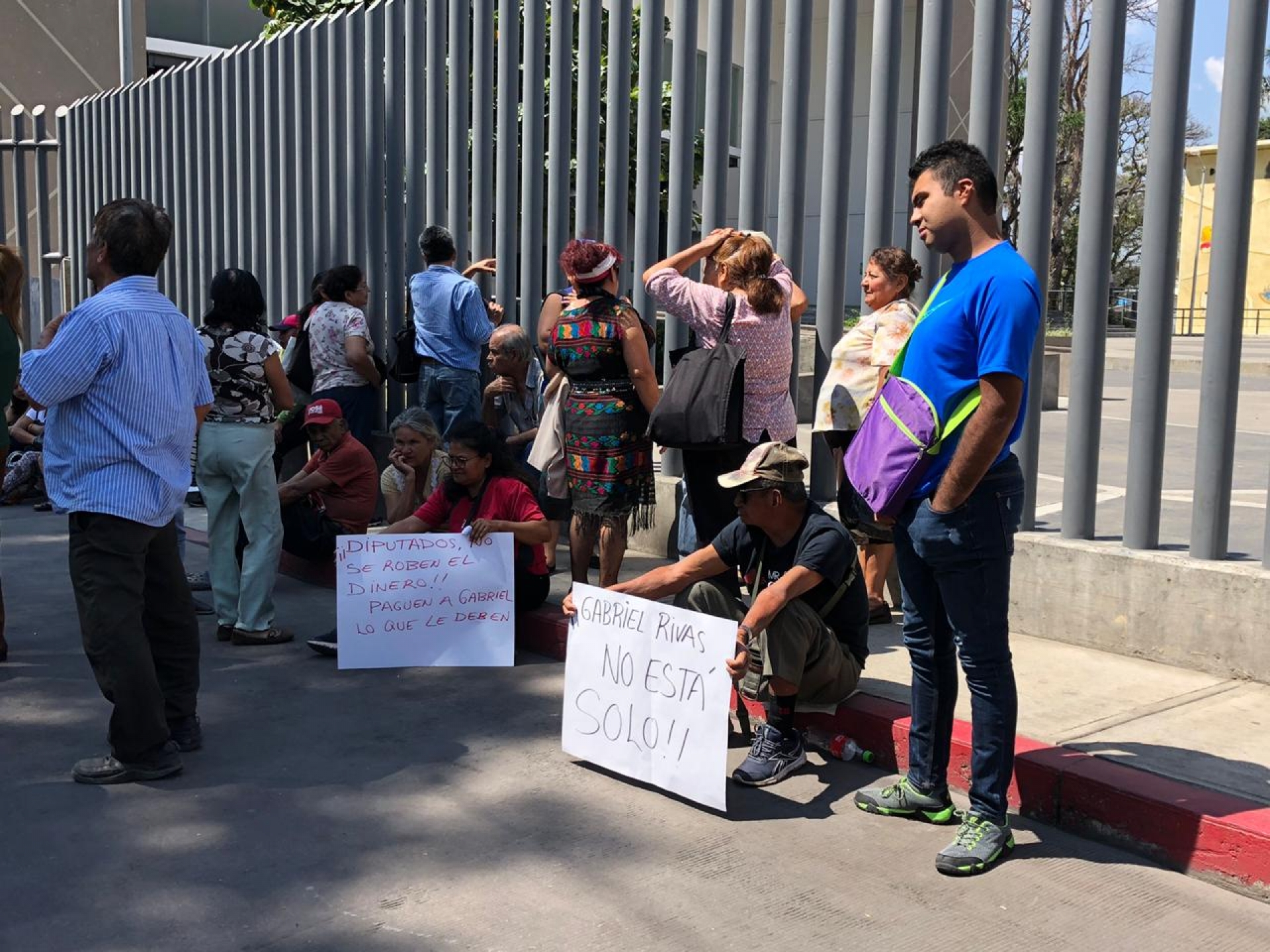 Protesta Asociación Cívica Morelense en el Congreso del estado