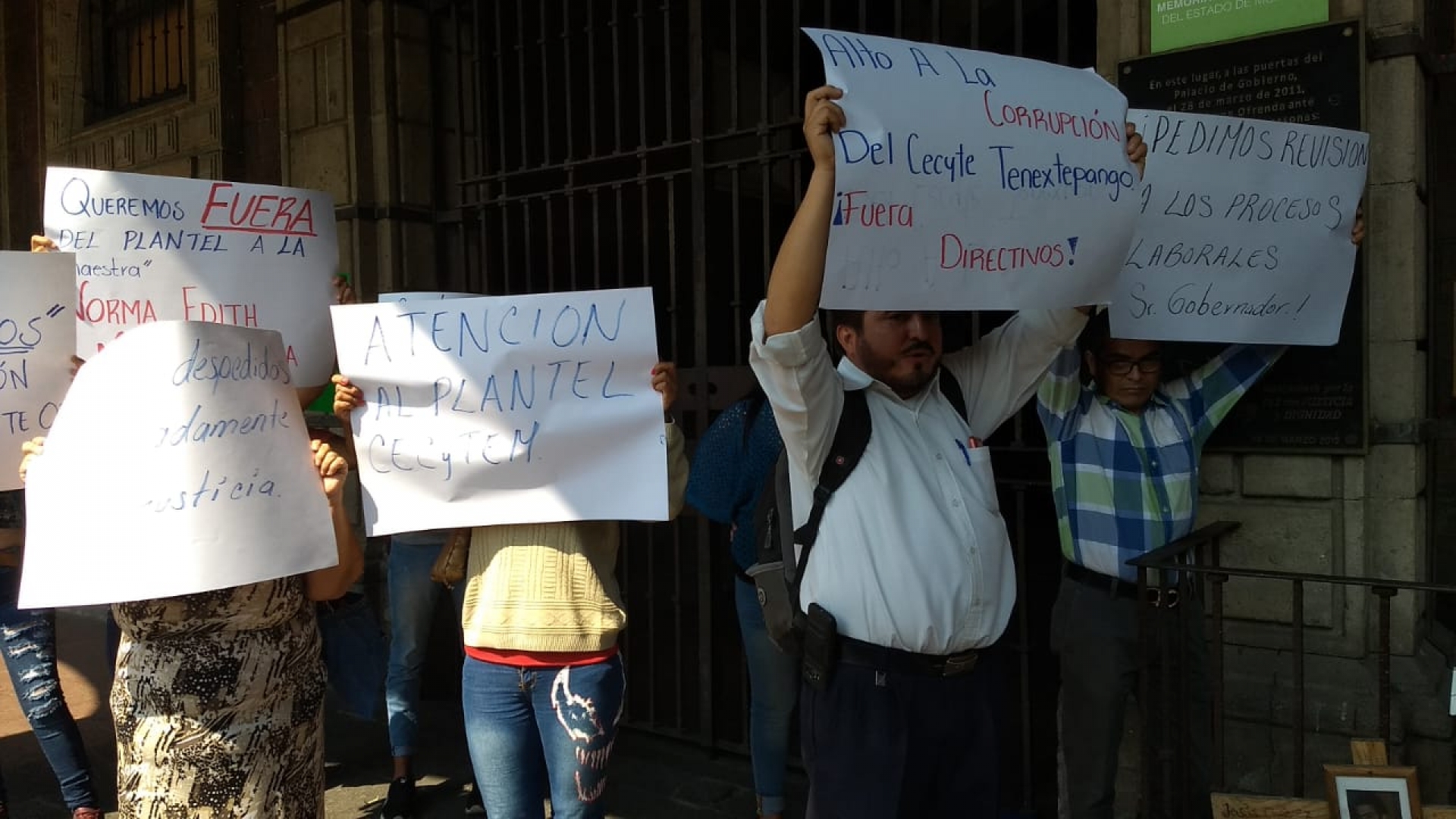 Protestan docentes despedidos del CECyTEM de Tenextepango