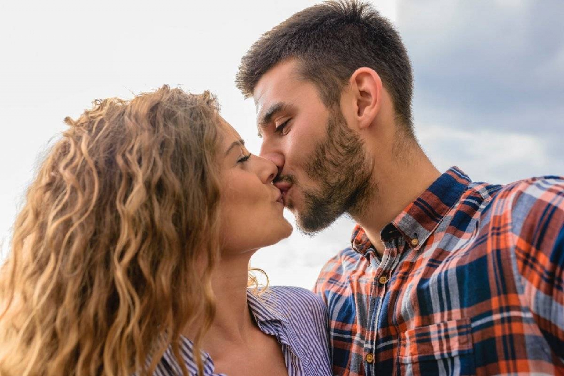 7 formas en las que puedes mejorar la forma en la que besas a tu pareja