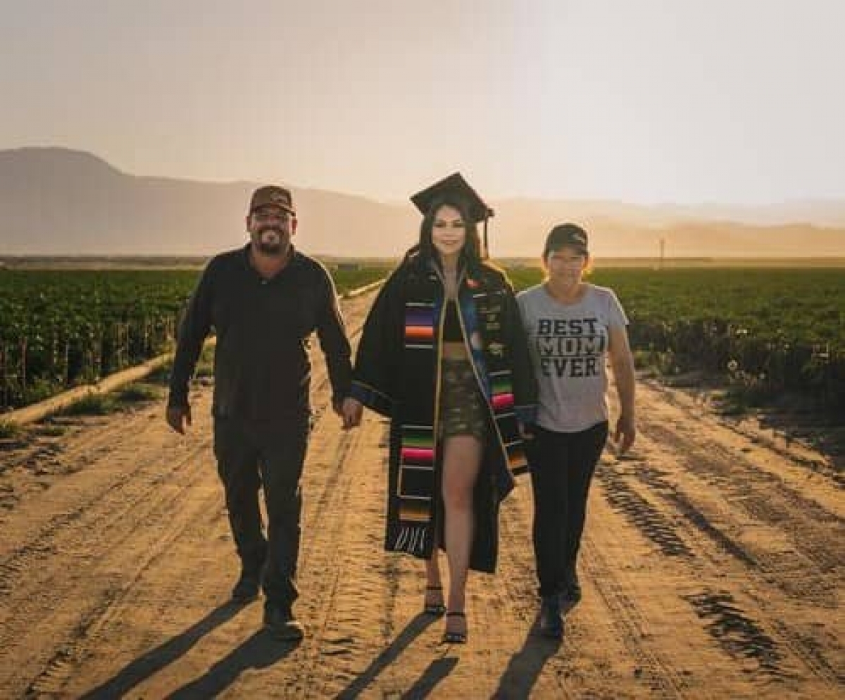 Honró a sus padres migrantes con sus fotos de graduación en el campo