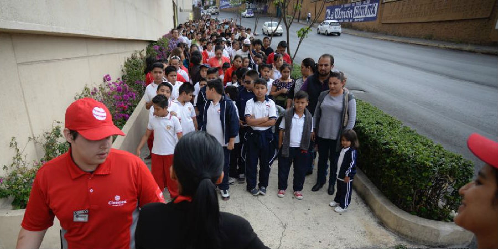 Efectúan simulacro de evacuación con estudiantes de primaria, en plaza Bugambilia