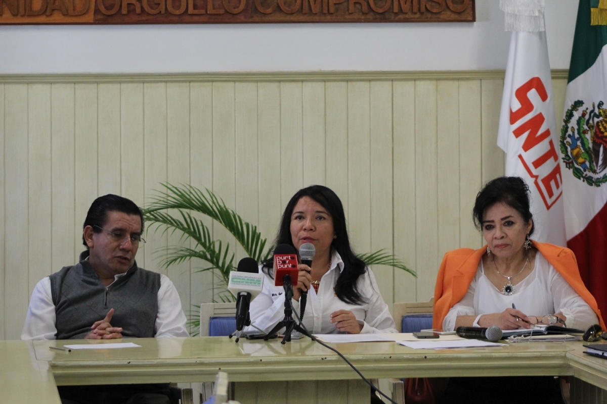 Rinde líder del SNTE informe de actividades