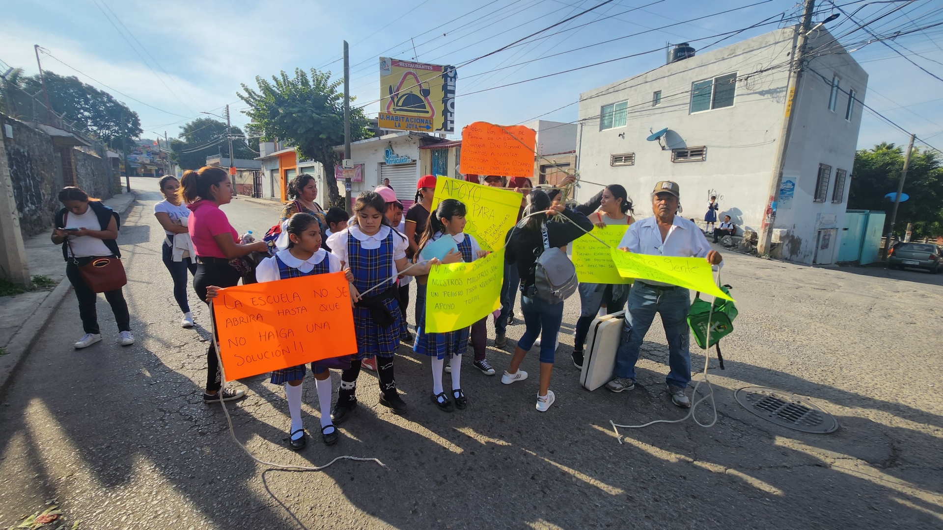 Se manifiestan madres de familia en primaria 'Santana Díaz Romano' de Jiutepec