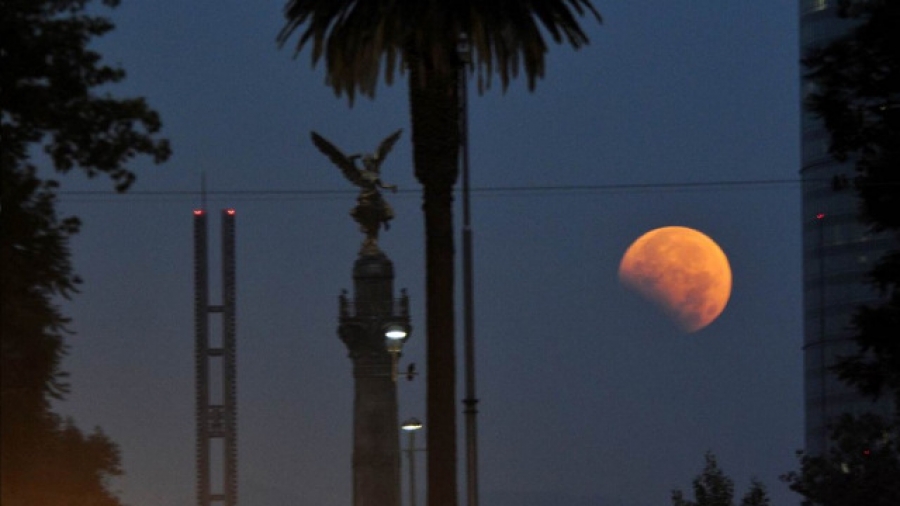 Mexicanos quieren llevar la bandera nacional a la Luna