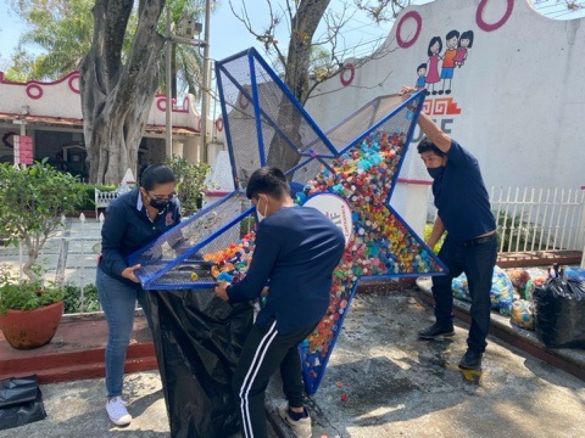 Entrega DIF Cuernavaca kilos de 'tapitas' a ONG