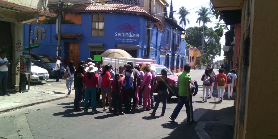 Vecinos cierran calle en el centro de Cuernavaca; demandan agua