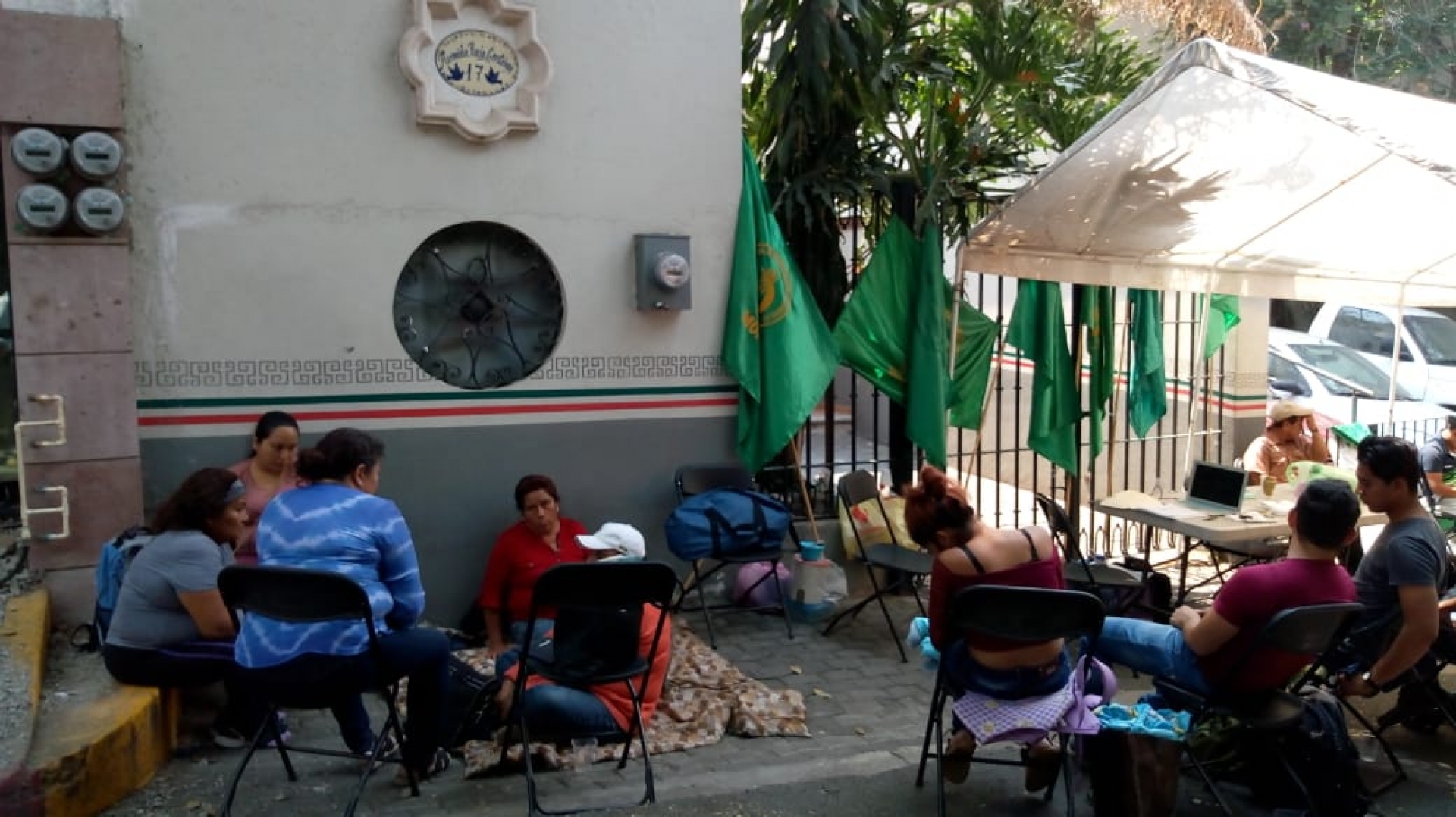 Protestan integrantes de la UNTA en oficinas del INPI