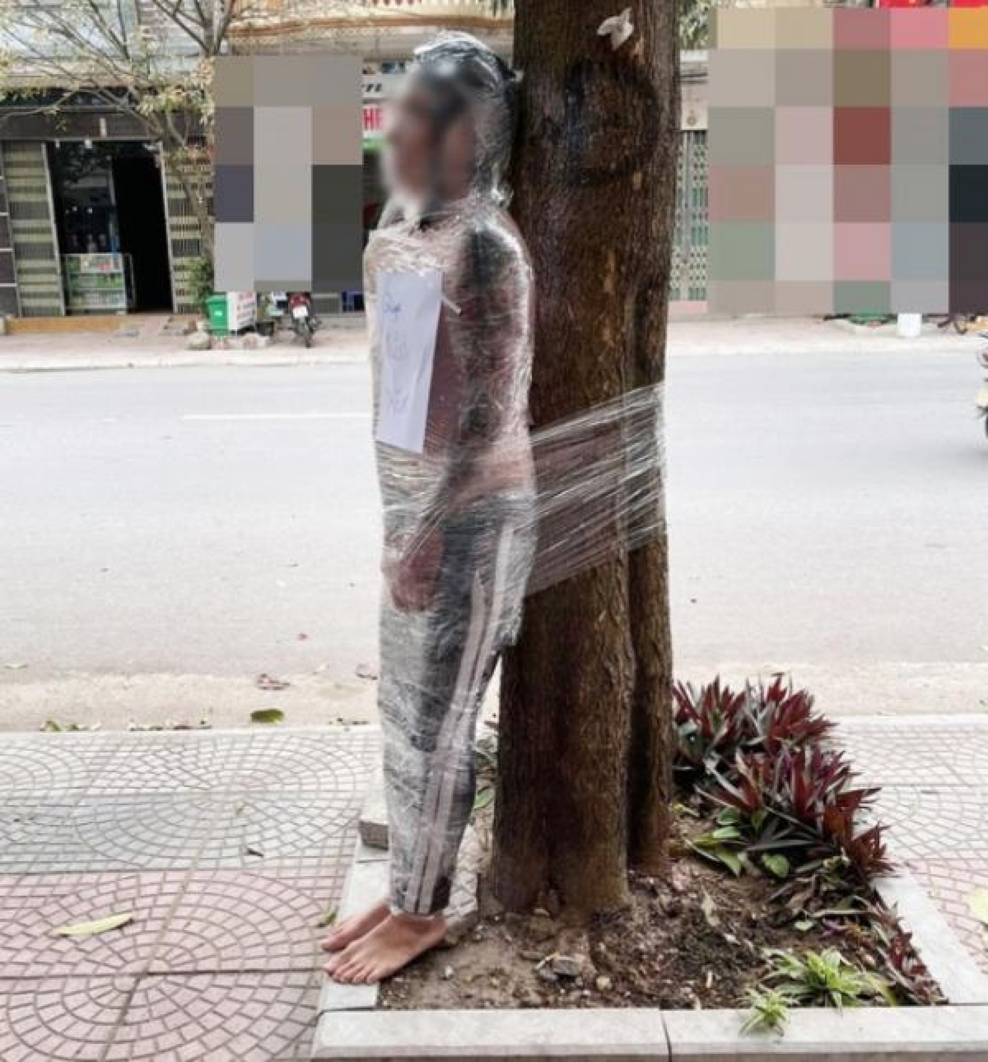 Hombre es atado en un árbol por no pagar un tatuaje