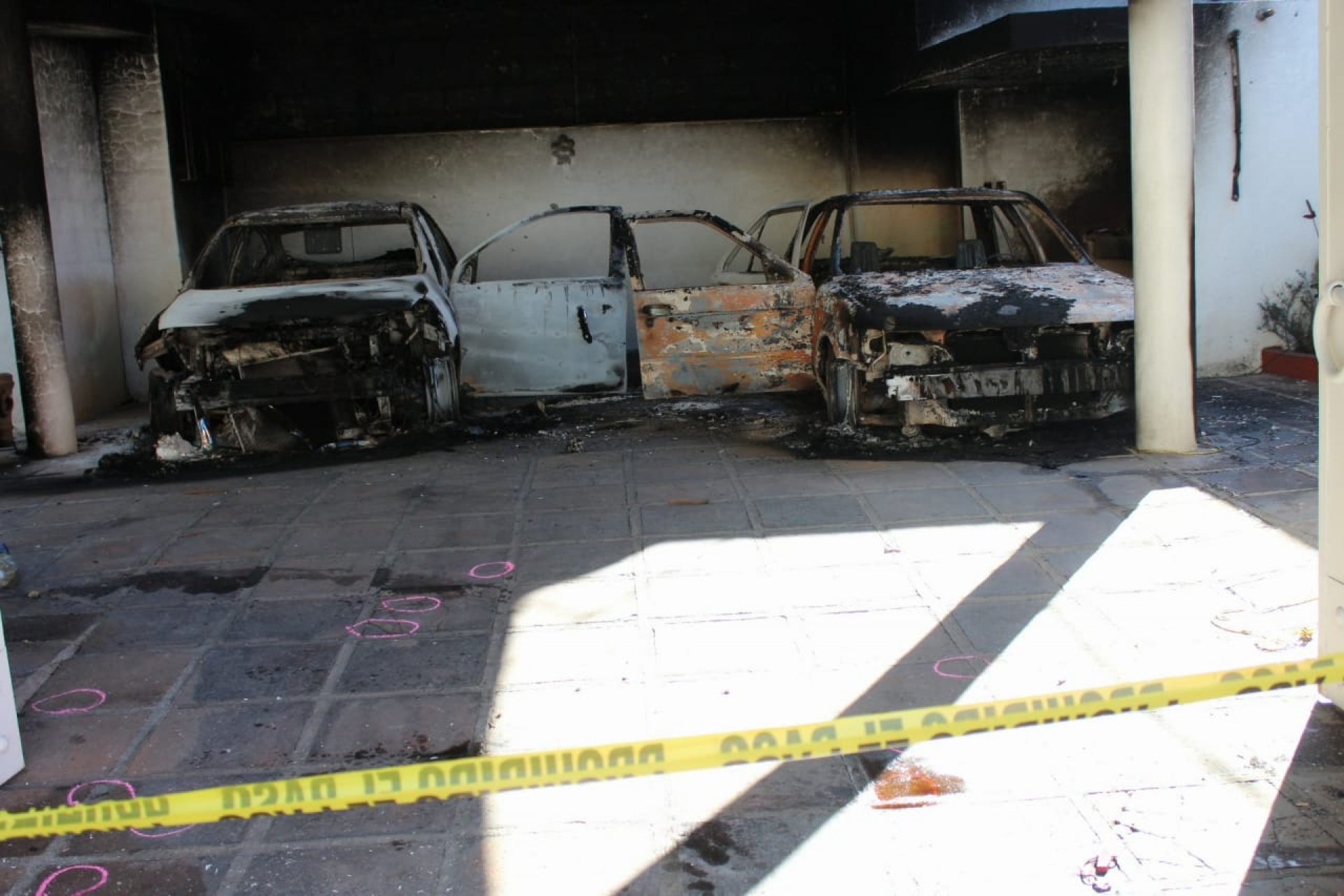 Queman dos vehículos y disparan contra vivienda, en Ahuatepec
