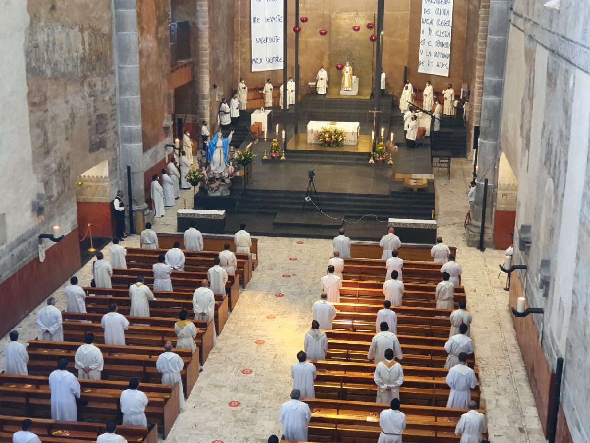 Celebra obispo de Cuernavaca misa crismal, pospuesta desde abril por la pandemia