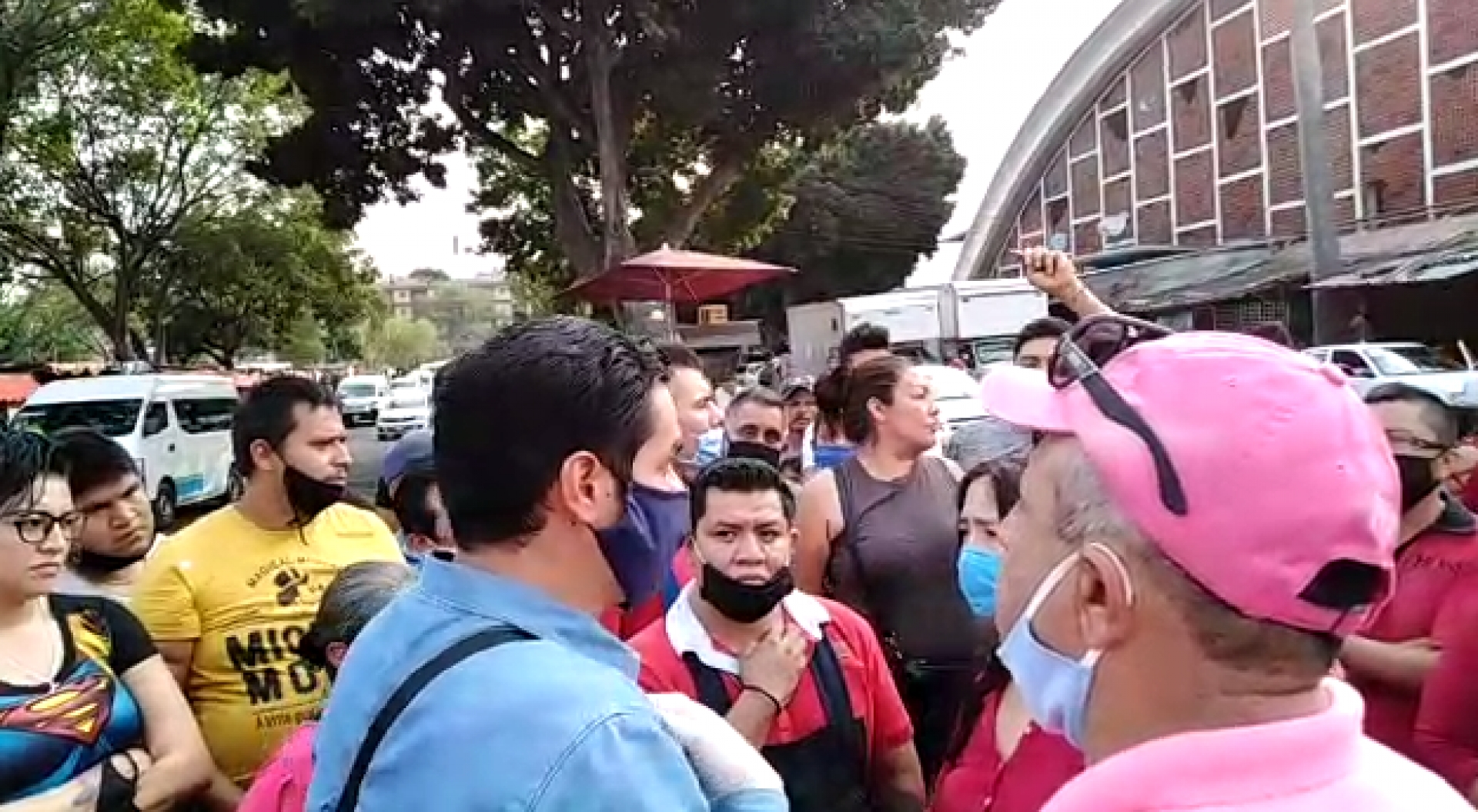 Protestan comerciantes del ALM, ante incertidumbre sobre negocios que seguirán abiertos