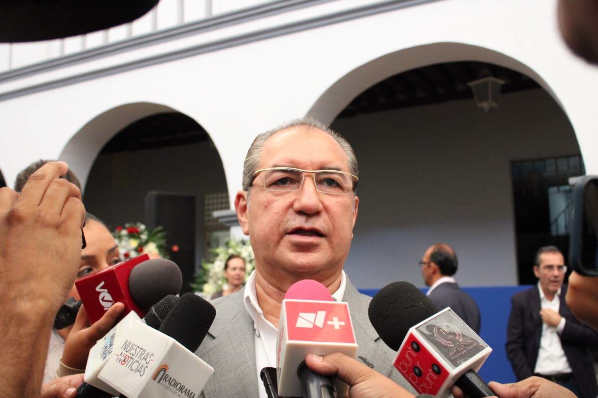 Conminan a ambulantes a pagar su refrendo