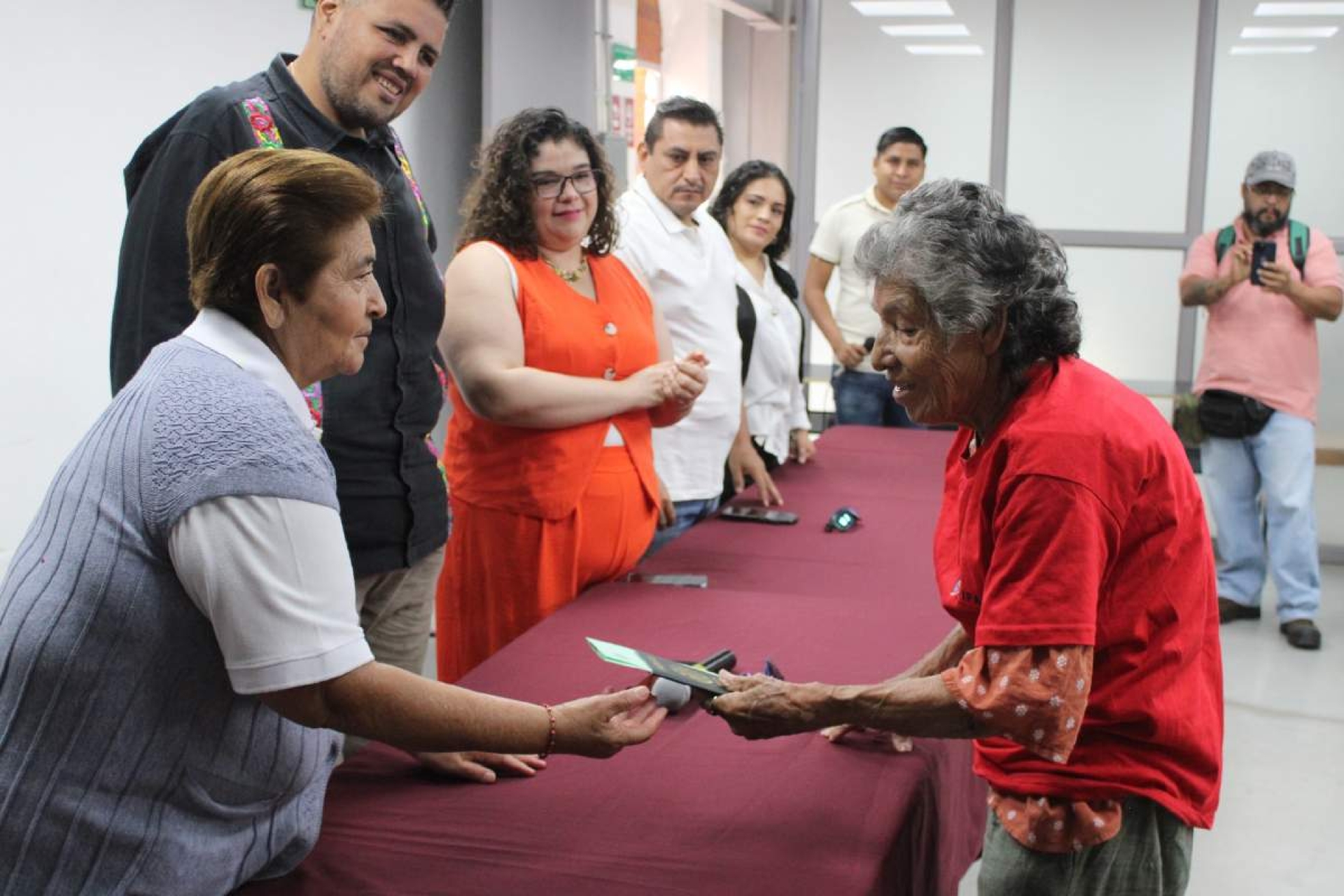 Entrega ayuntamiento de Jojutla visas a adultos mayores