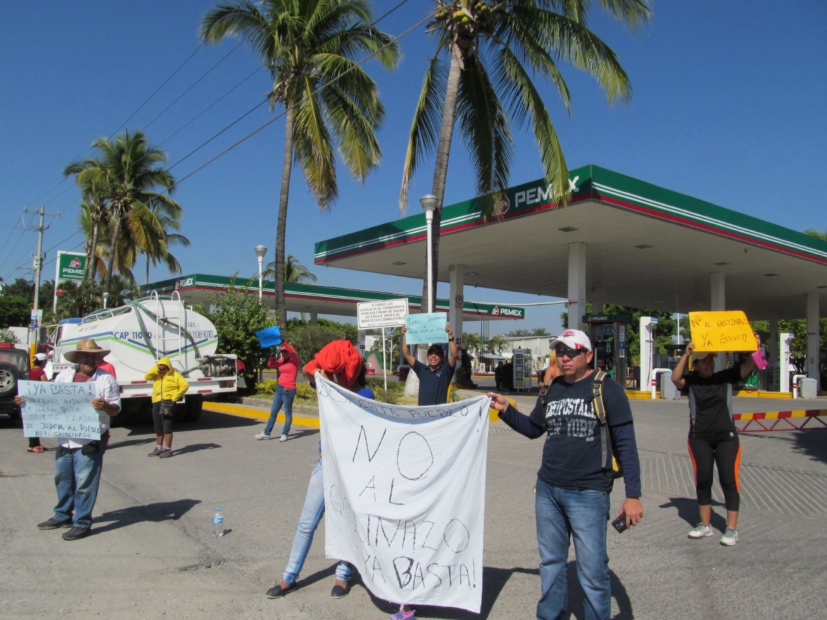 Toman por una hora, gasolinera de Jojutla