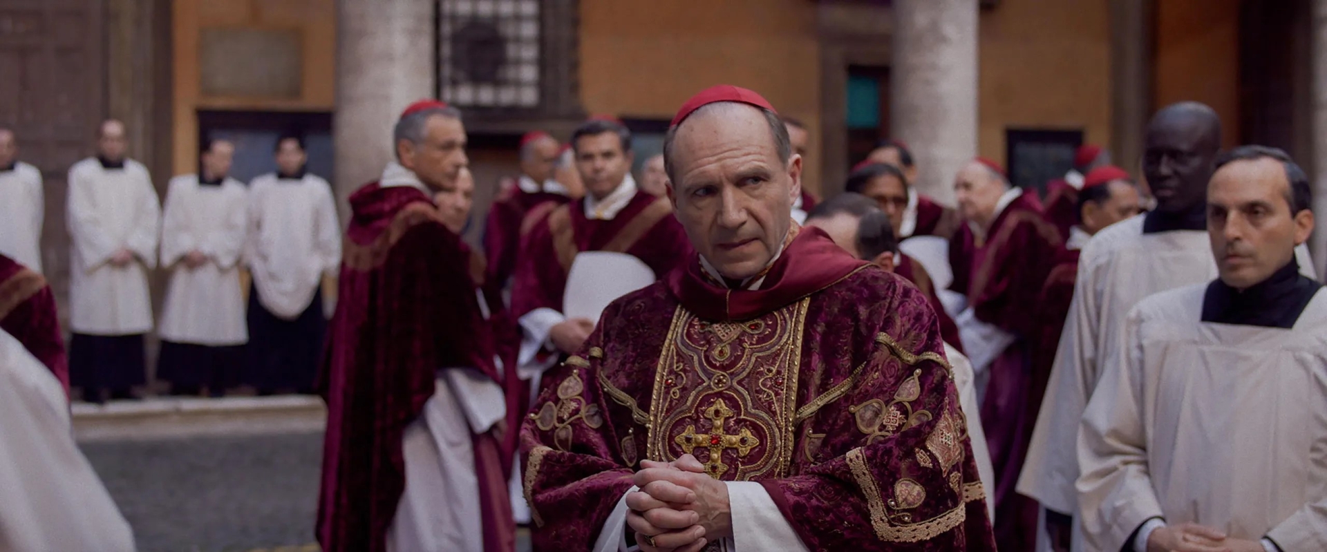 Ralph Fiennes brilla en Cónclave