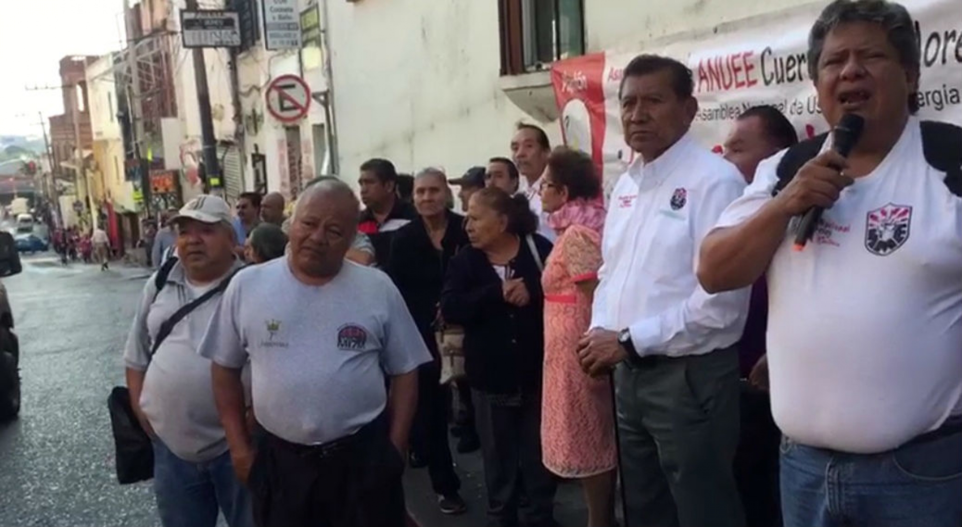 Integrantes de la ANUEE protestan en oficinas de CFE, en el centro de Cuernavaca