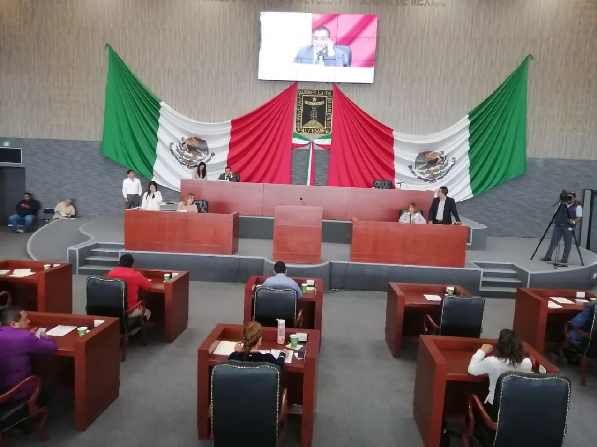 A gritos, diputadas opositoras introducen un notario a sesión del Congreso