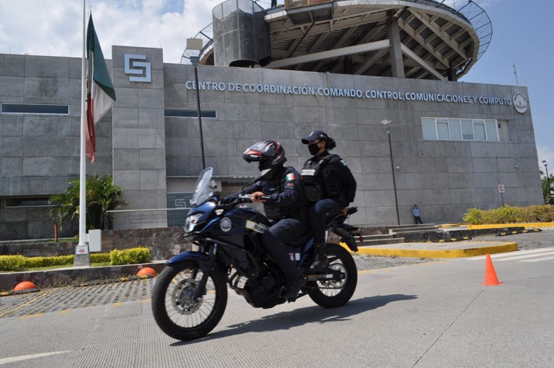 Capacita CES a policías y agentes de tránsito en manejo defensivo de moto patrullas