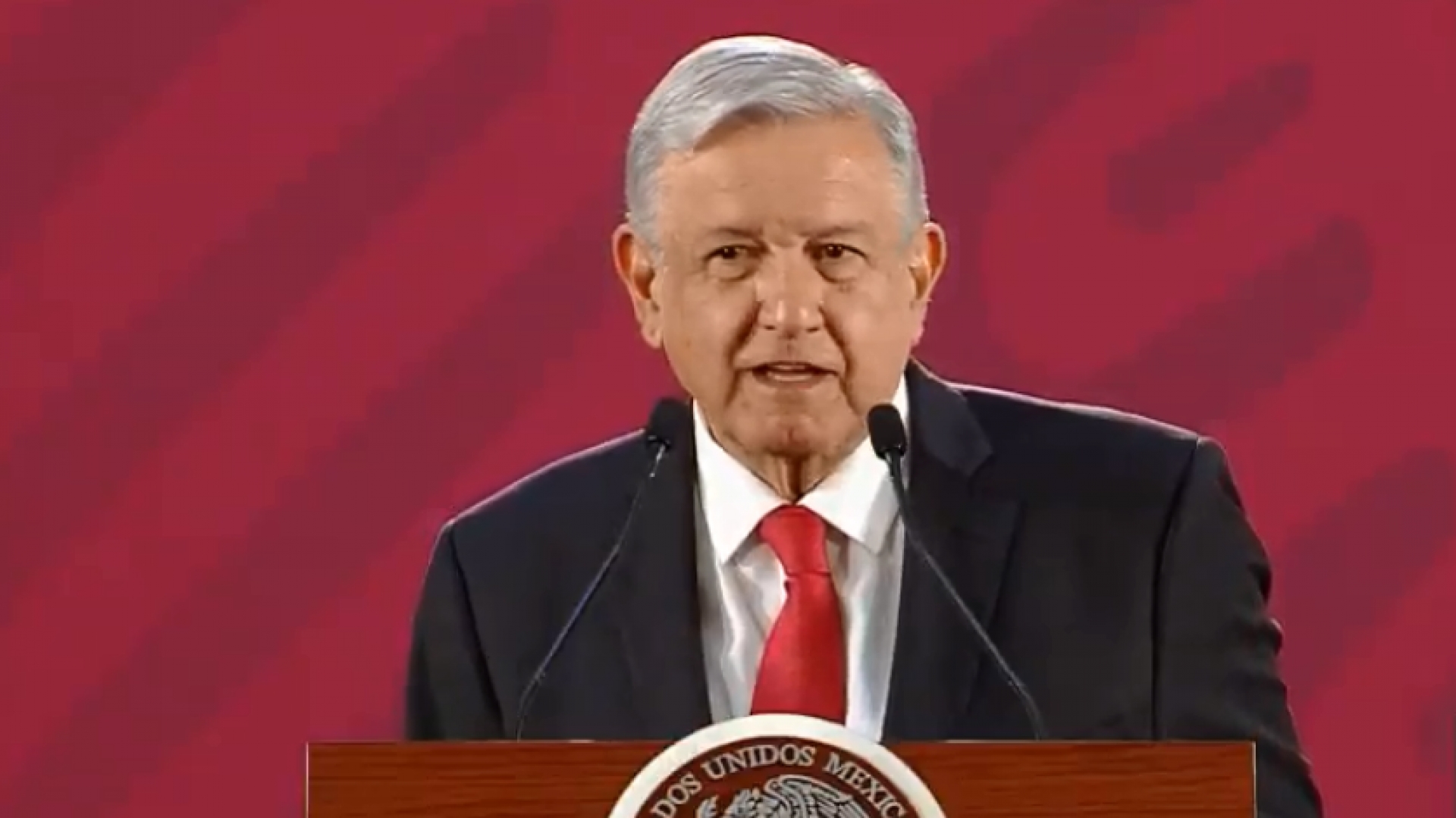 'Toco madera', dice AMLO sobre el riesgo de una recesión global