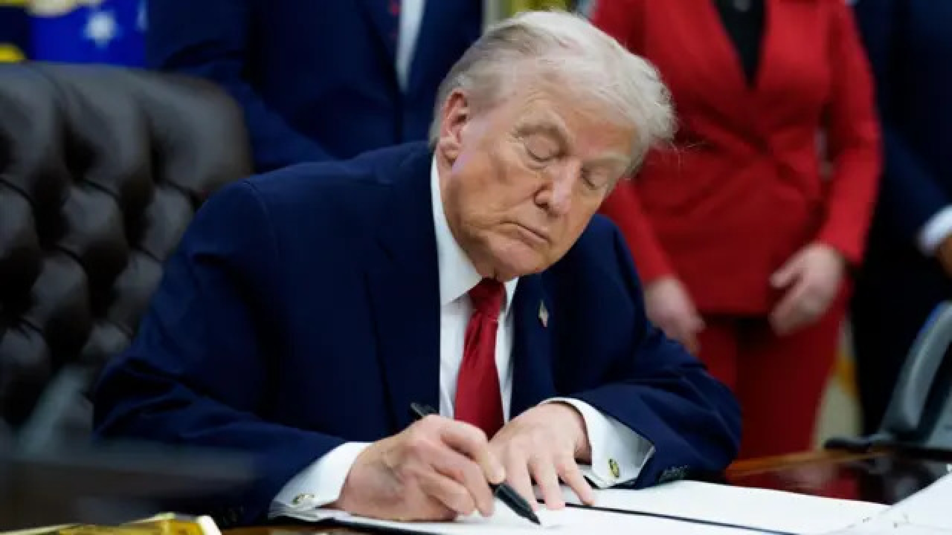 Trump anuncia aranceles contra países que suministren petróleo a Cuba