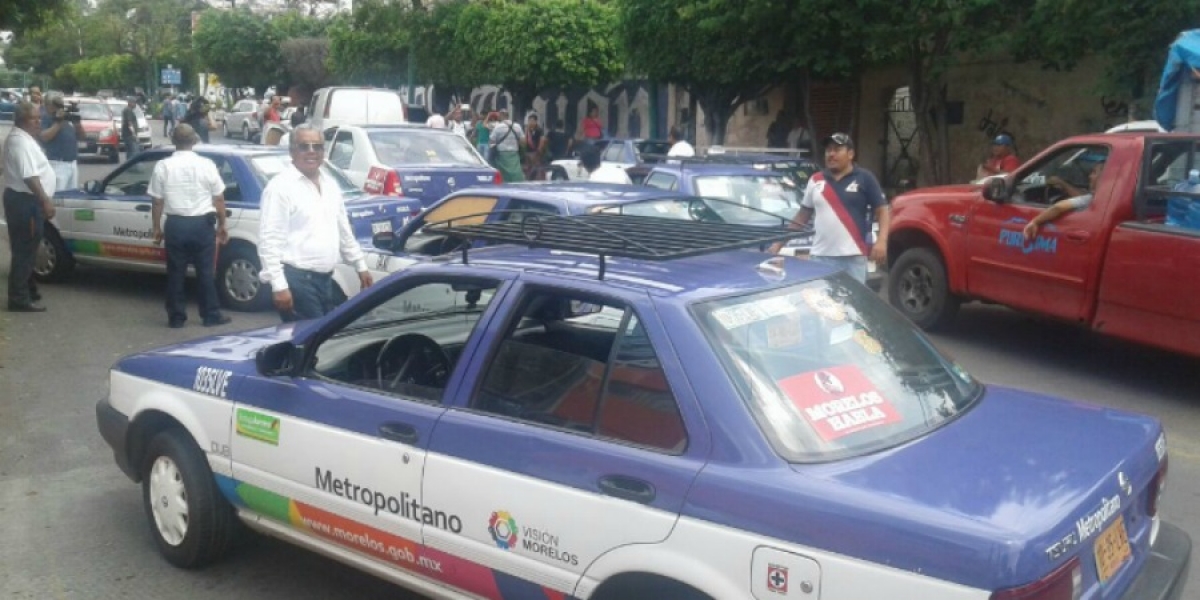 Bloquearon taxistas del NGS avenida Morelos y entrada al SAPAC