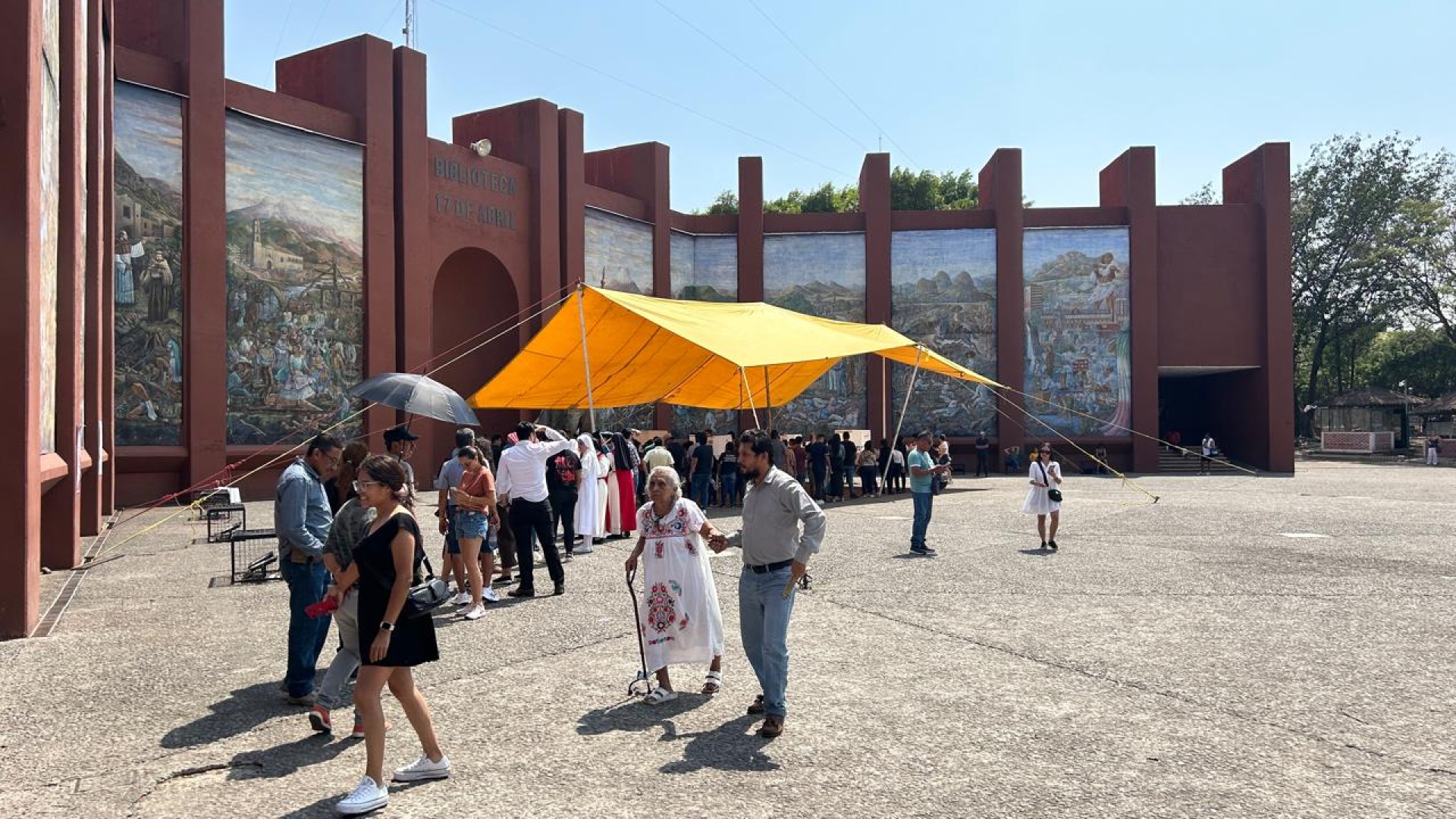 Largas filas para votar en casillas especiales