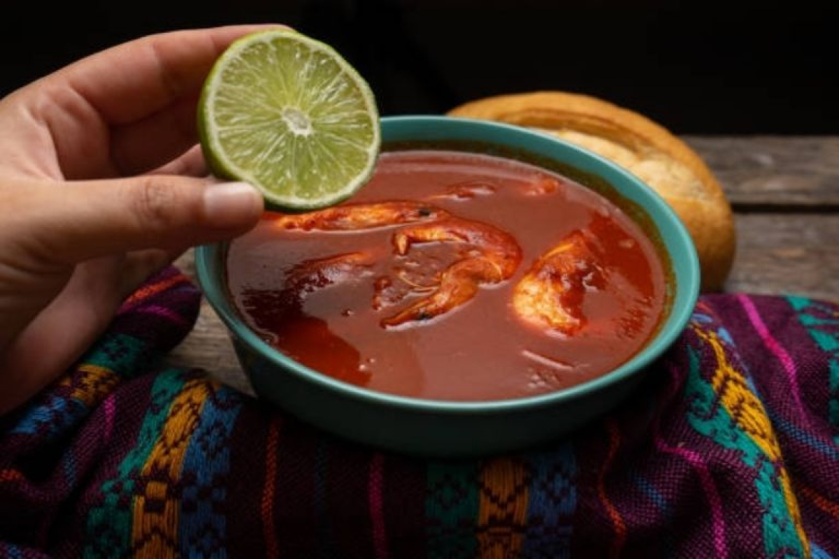 Combate el frío con un exquisito caldo de camarón casero, aquí la receta