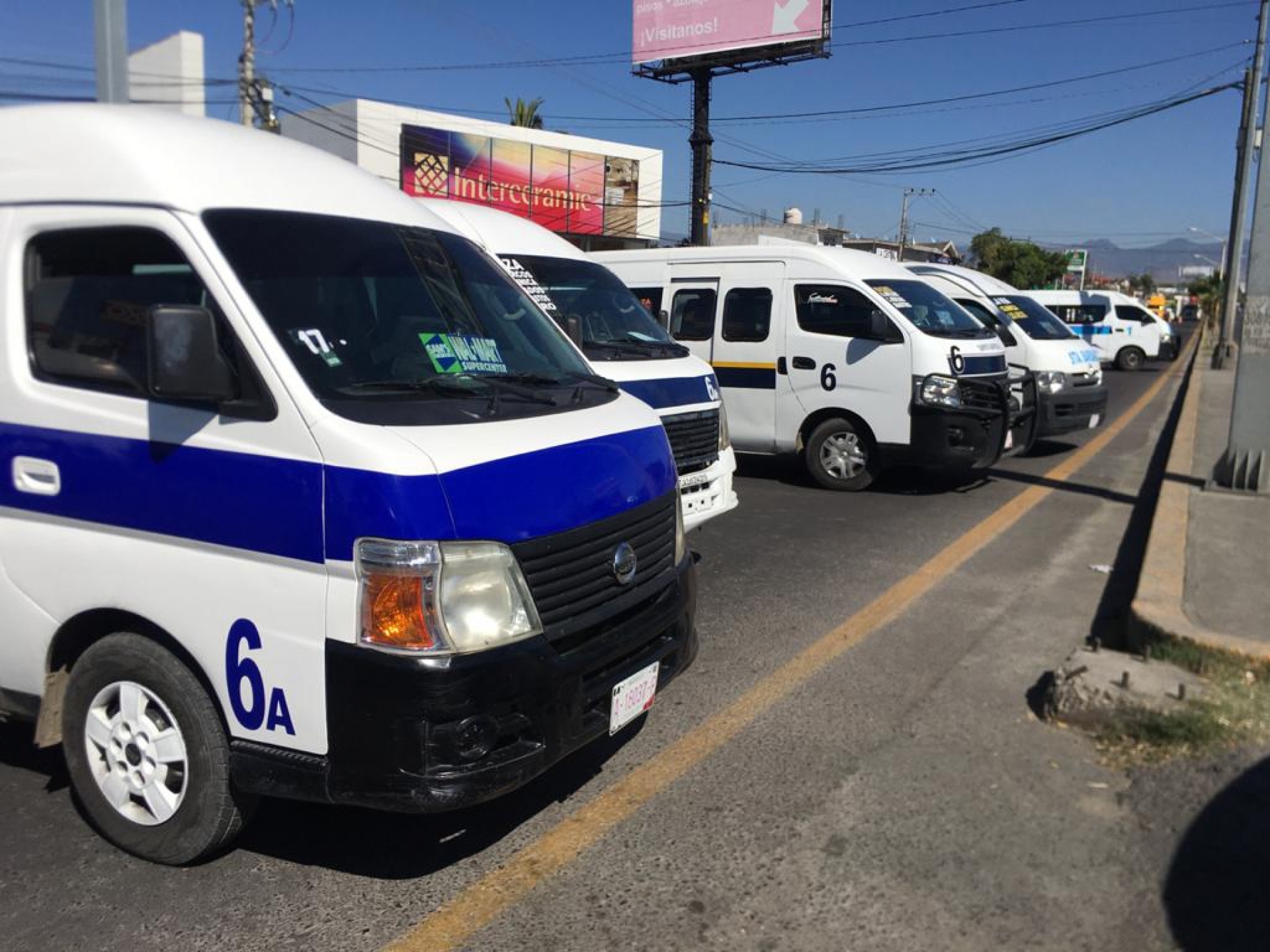 Transportistas bloquean carreteras en la región oriente