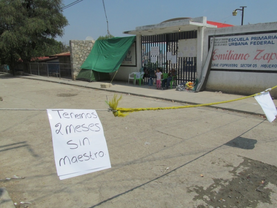 Demandan maestro en primaria “Tierra y Libertad” de Jojutla