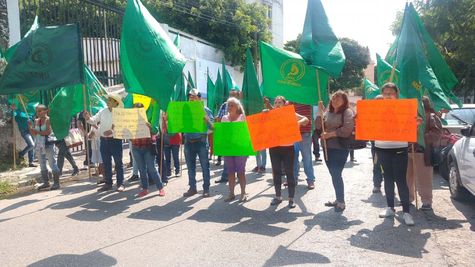 Se manifiestan integrantes de la UNTA en Sedagro