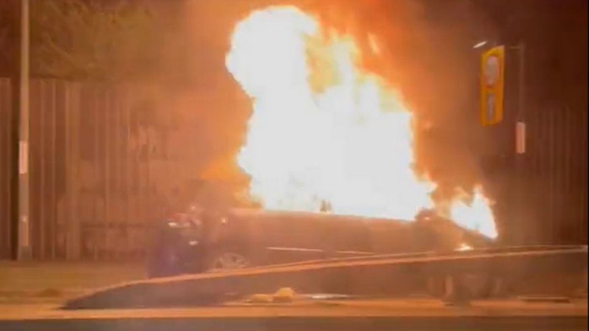"Estás jugando con la muerte": Iba a toda velocidad, chocó y su auto se incendió