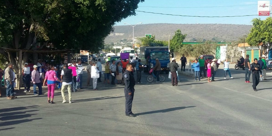 Bloquean el bulevar Galeana-Zacatepec en rechazo del ajuste de la tarifa de agua potable.