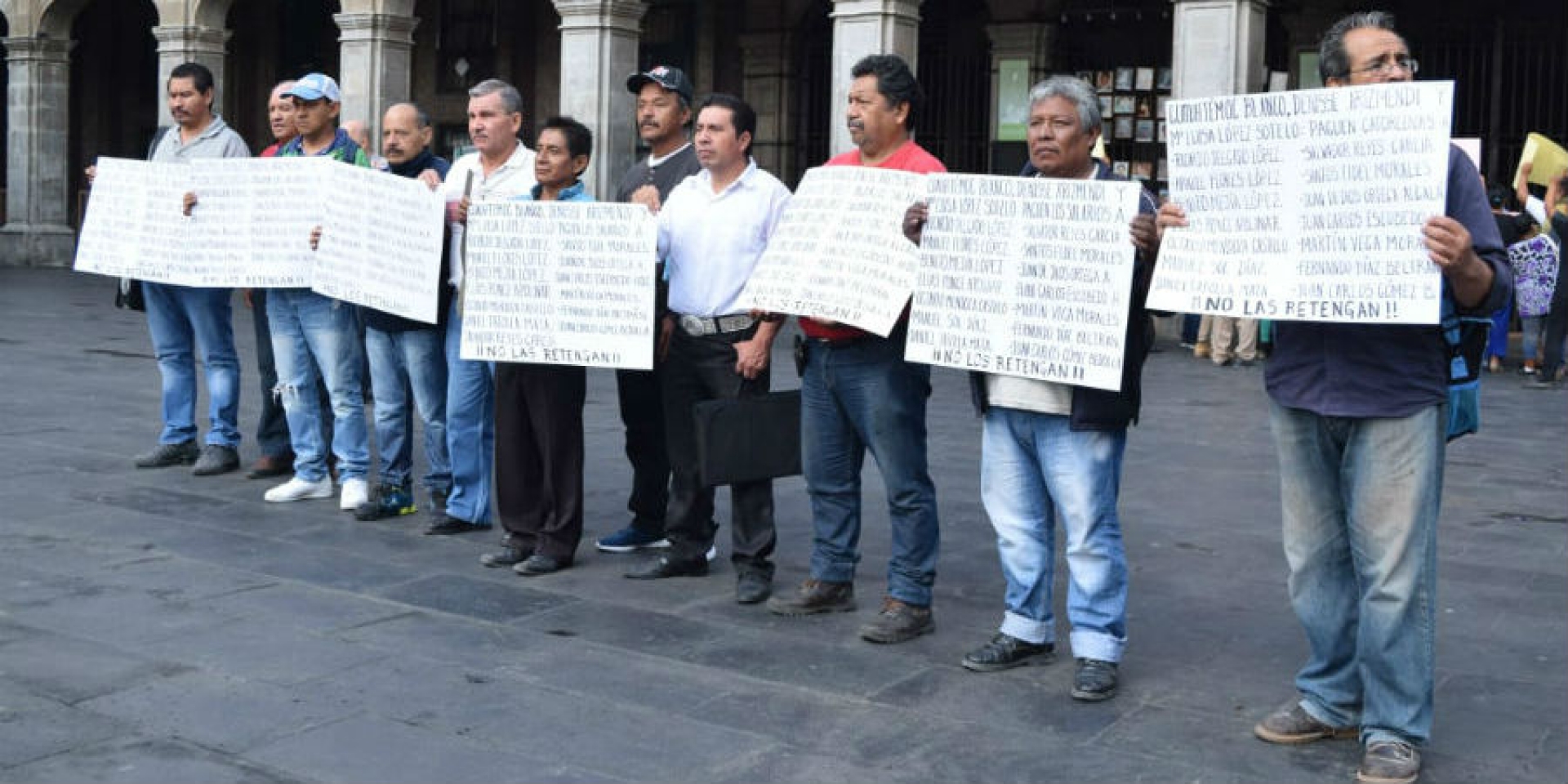 Exigen trabajadores jubilados de SAPAC pago de pensión; protestan en Cuernavaca