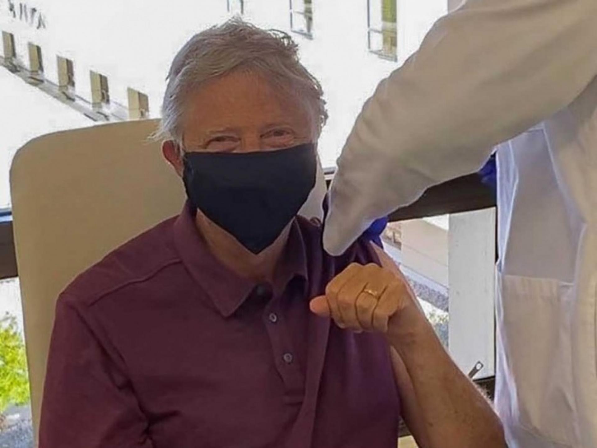 Bill Gates recibe vacuna contra el COVID y se vuelve viral