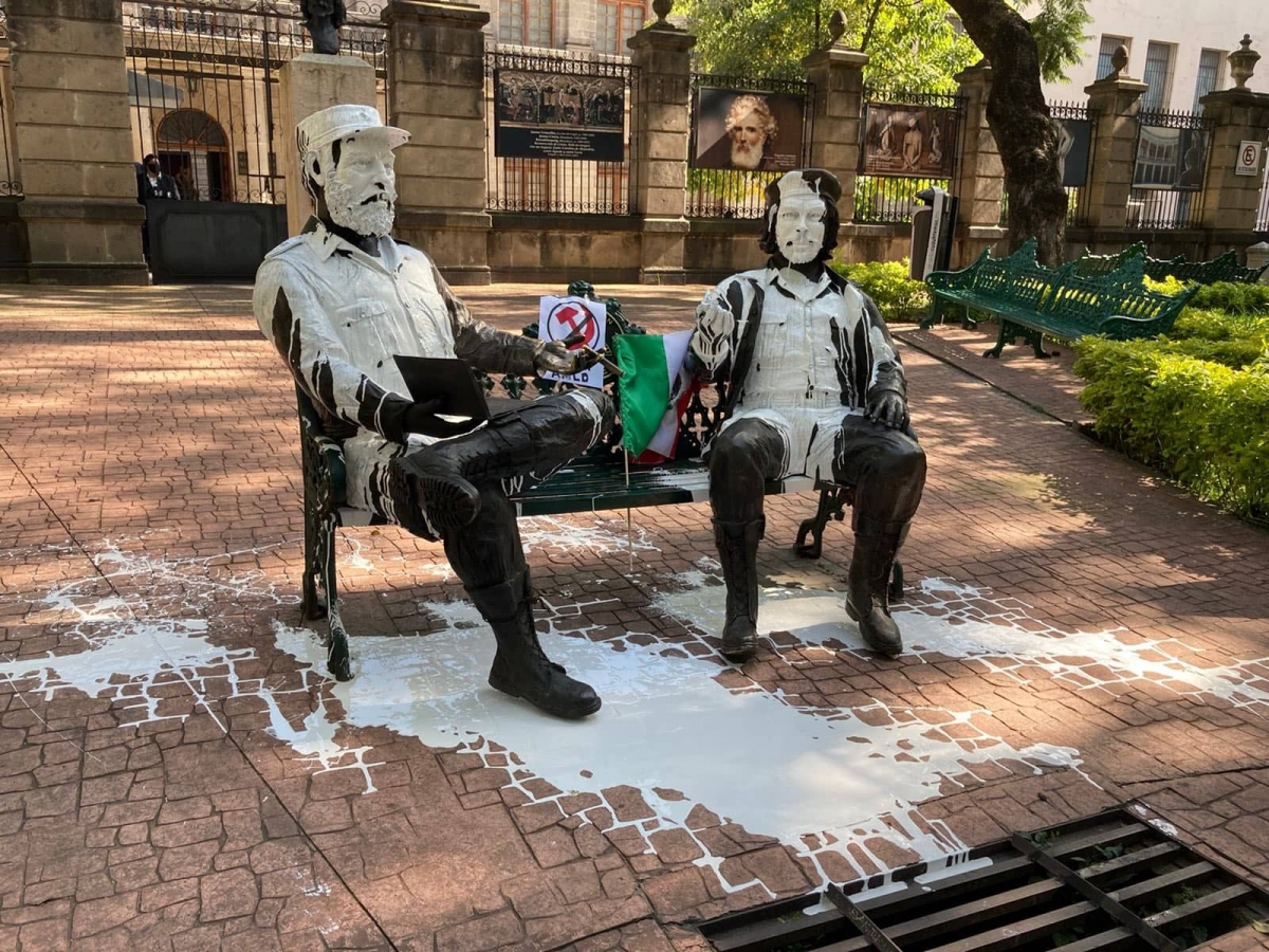 Vandalizan esculturas de Fidel Castro y "Che" Guevara en CDMX