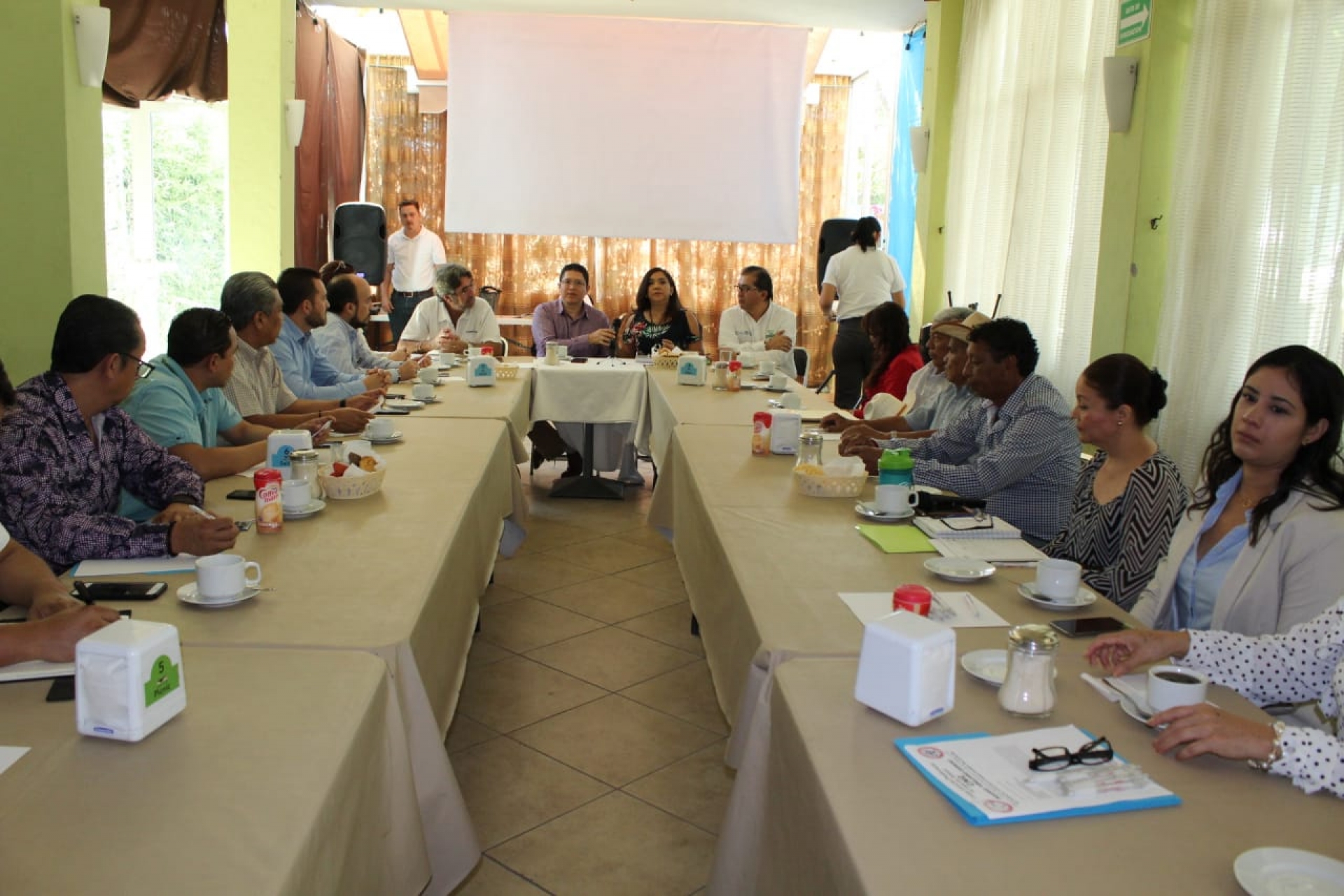 Se reúnen autoridades del IMSS con representantes de la Unión de Cañeros