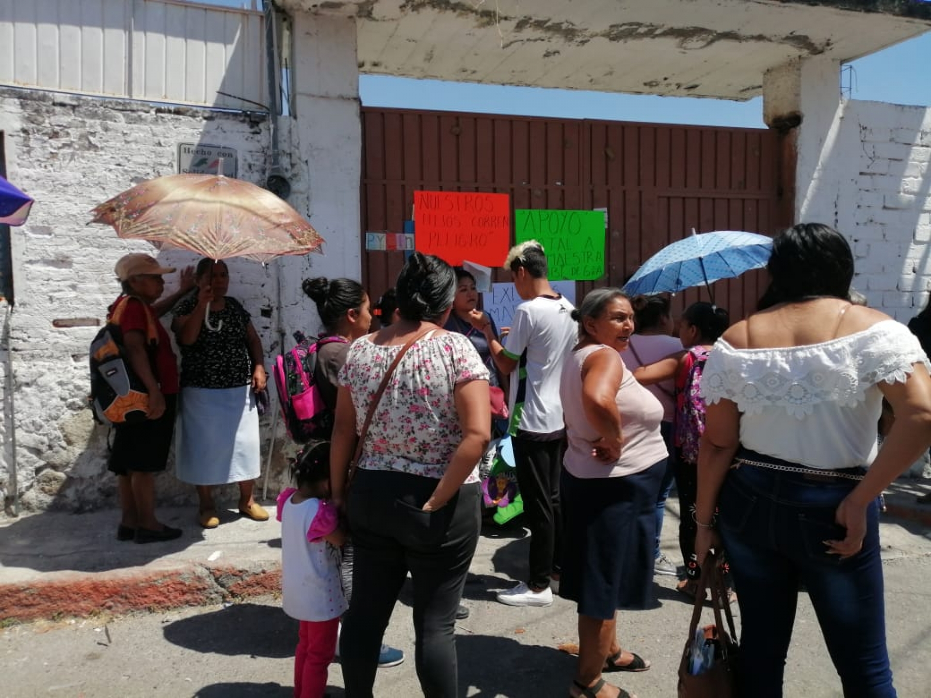 Protestan padres de familia de primaria 'Apóstoles de la Educación', en Temixco
