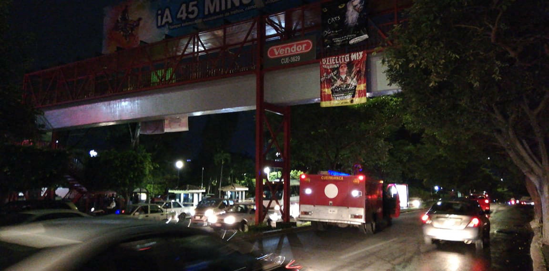 Un joven intentó saltar desde un puente peatonal, en la colonia Lomas de la Selva