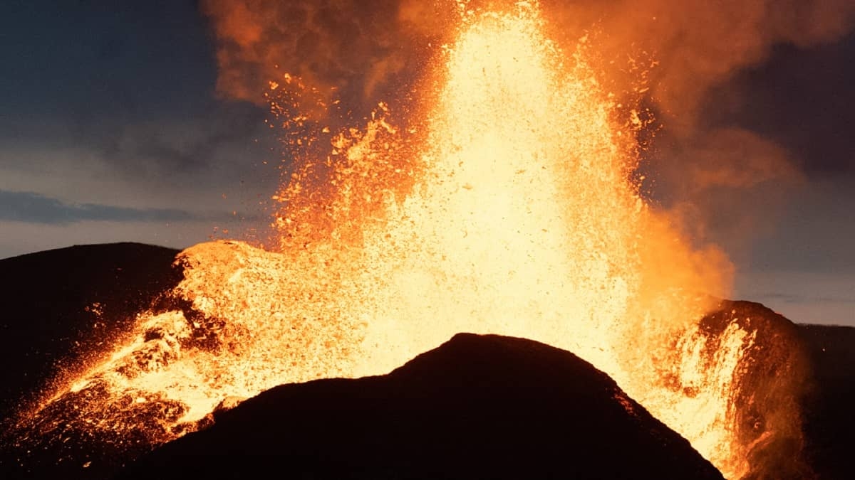 Dron se estrella en muro de lava de un volcán en erupción