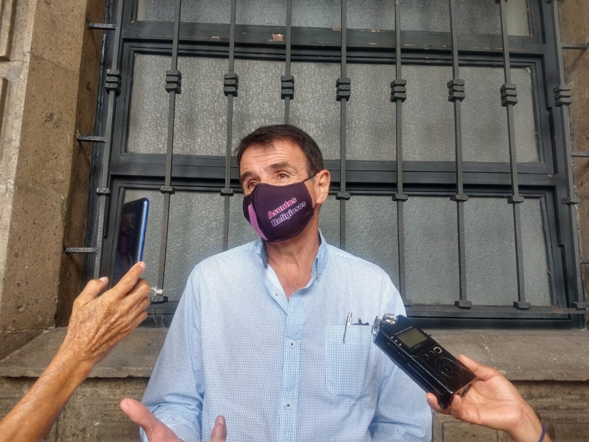 Presunto sacerdote católico defraudó al menos a cinco familias