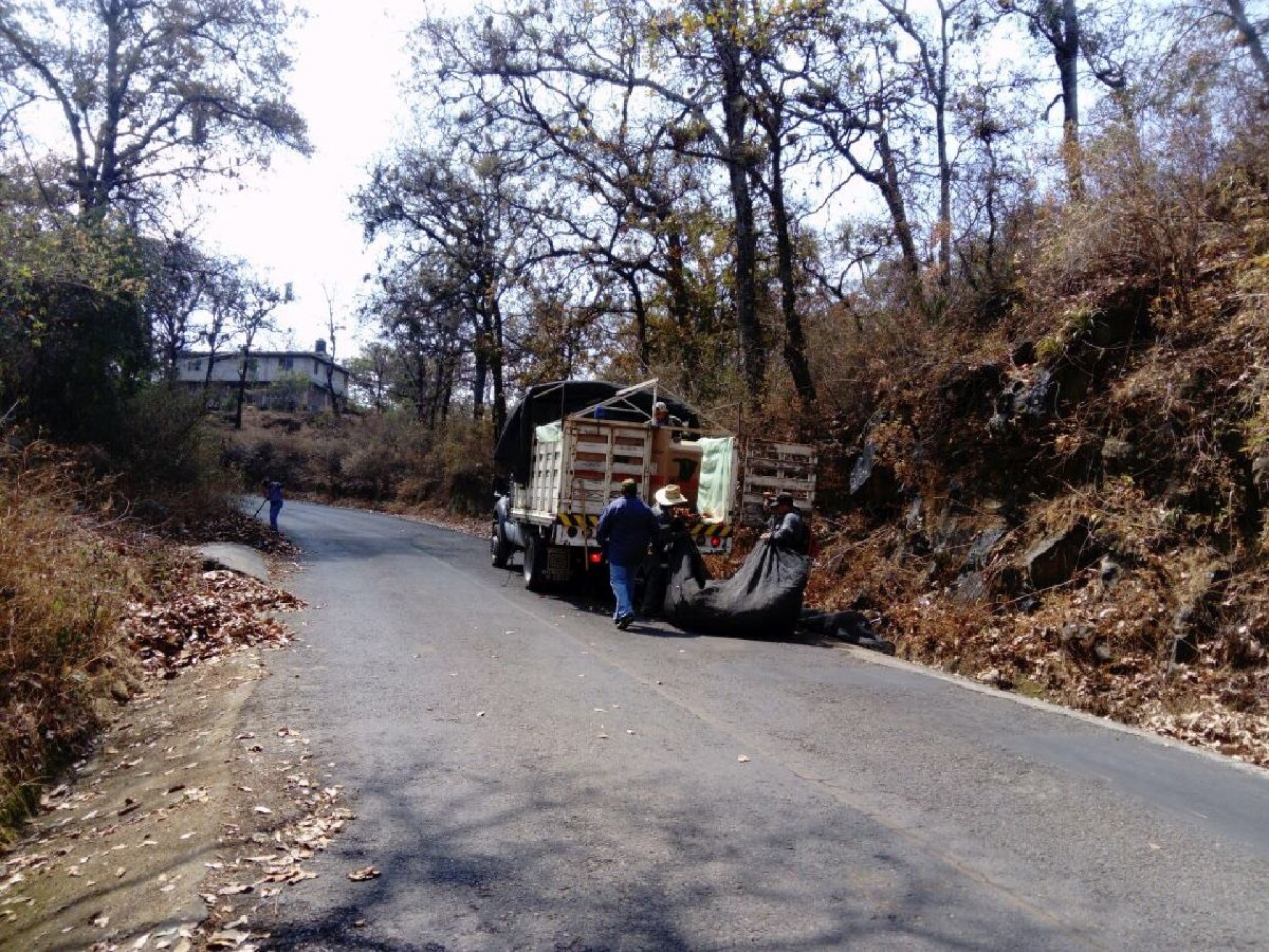 Limpian cunetas para prevenir incendios en Yecapixtla