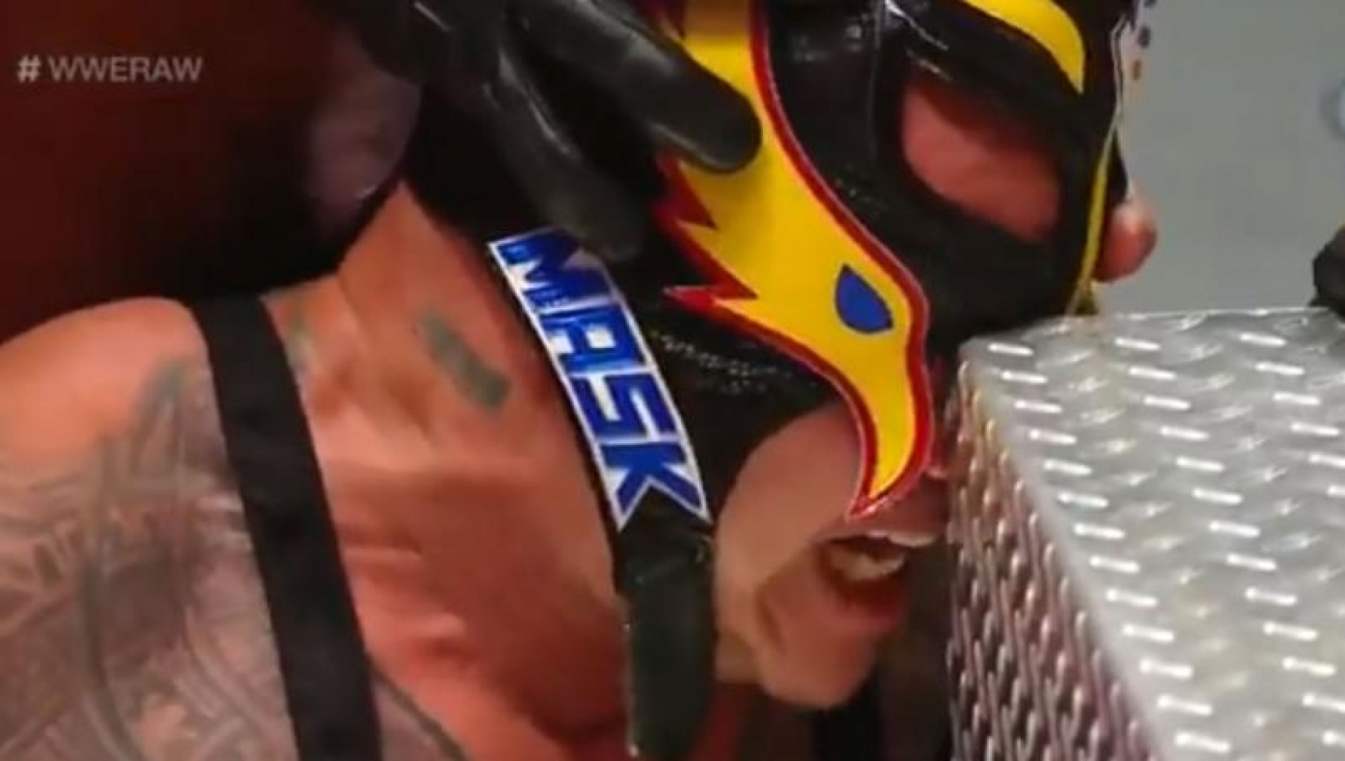 VIDEO: Reportan a Rey Mysterio en estado crítico tras brutal lesión en el ojo