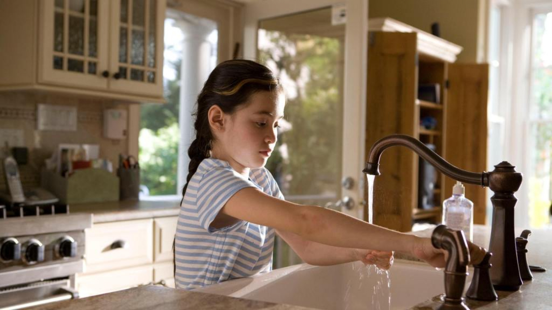 ¿A qué edad deben comenzar a ayudar los niños con el aseo? Esto dicen los expertos