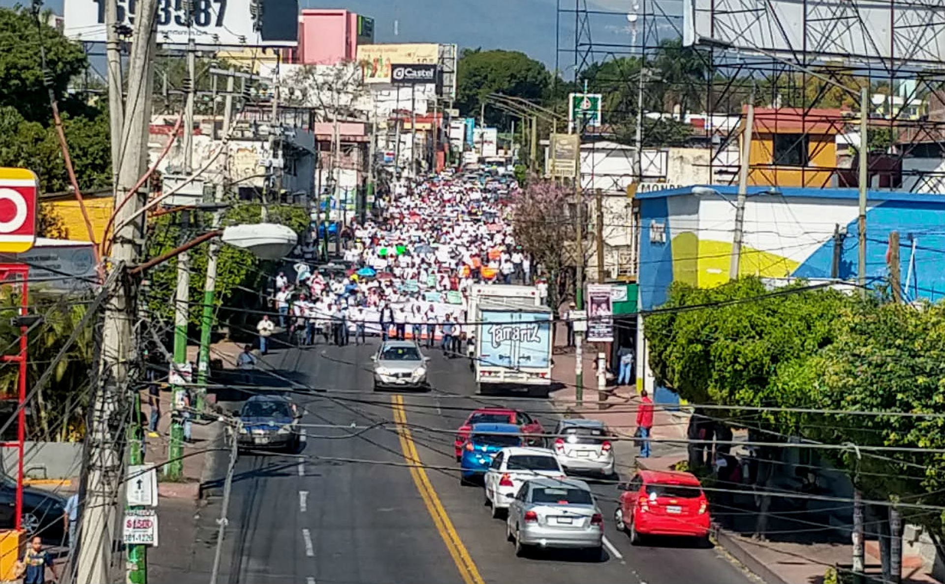 Se manifiestan maestros homologados, en Cuernavaca; bloquean vías de circulación