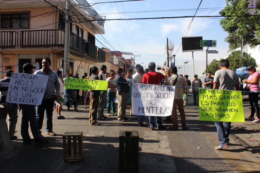 Vecinos de la calle Galeana denuncian que por semanas han carecido de agua