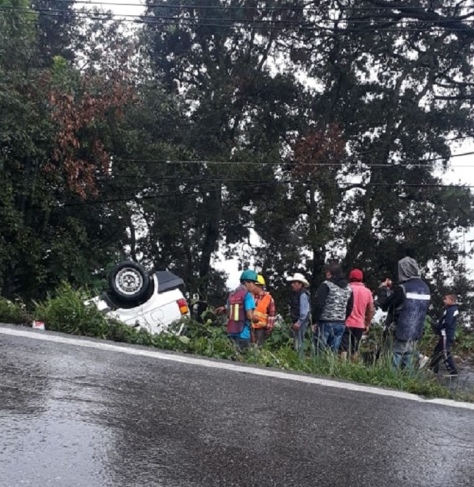 Terminó volcado fuera de la carretera