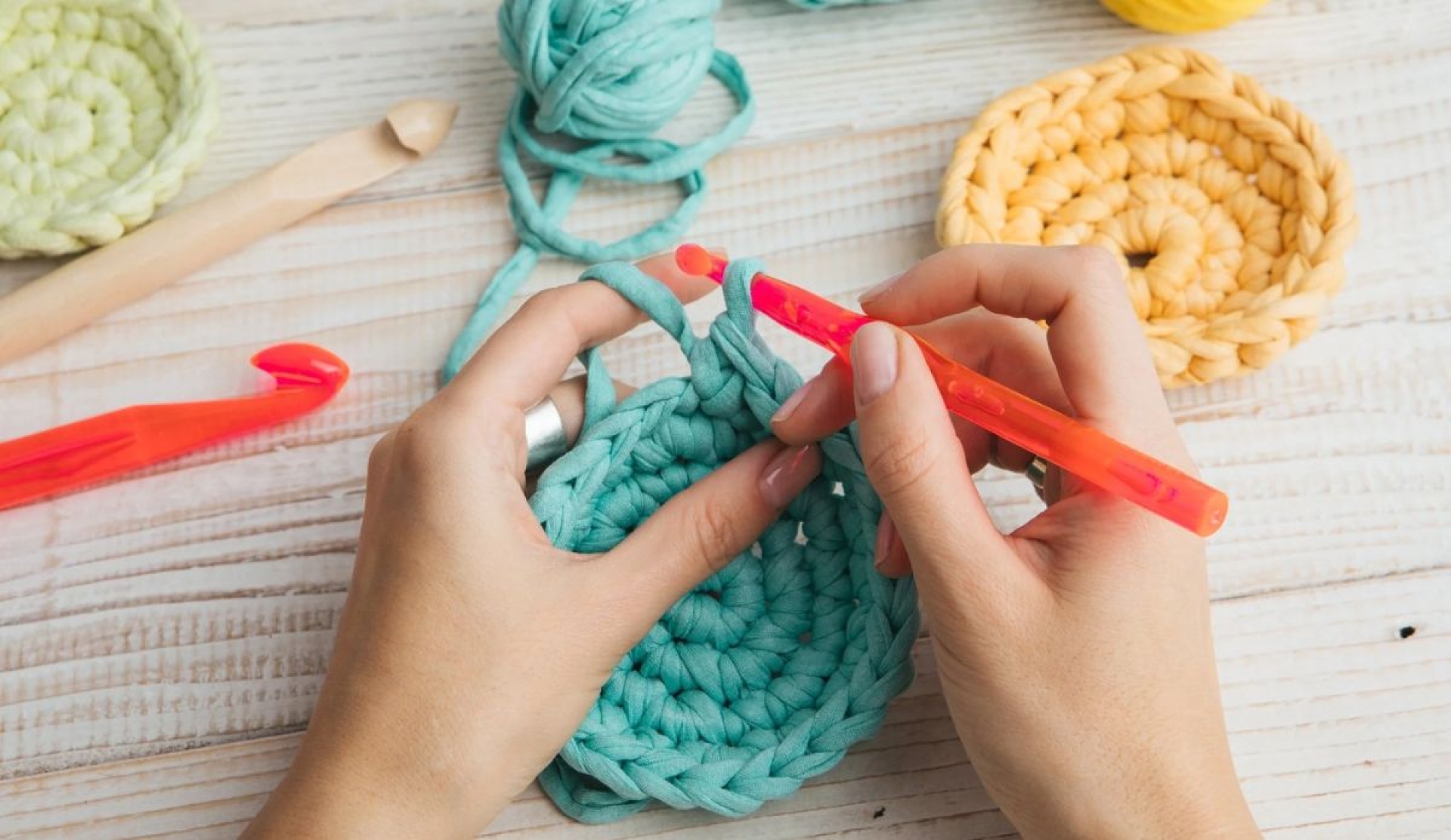 Tejedores del mundo celebran la creatividad en el Día Internacional del Crochet