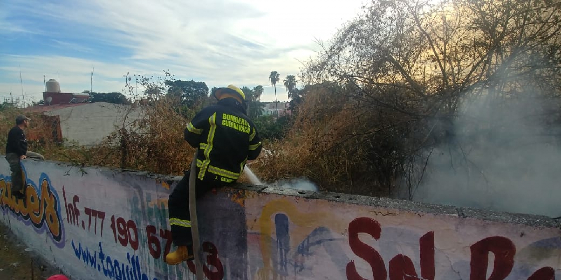 Sofocaron bomberos incendio en un terreno baldío, en el centro de Cuernavaca